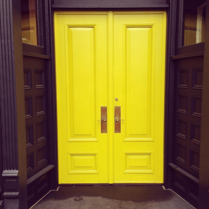 File Yellow double door.jpg 700x700 - Dažytos durys